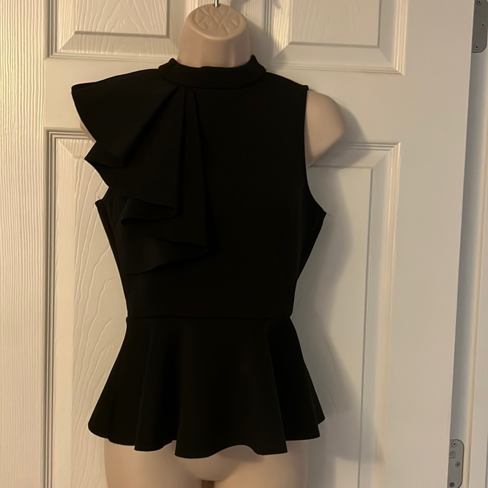 Lulu’s black zipper back peplum top size small